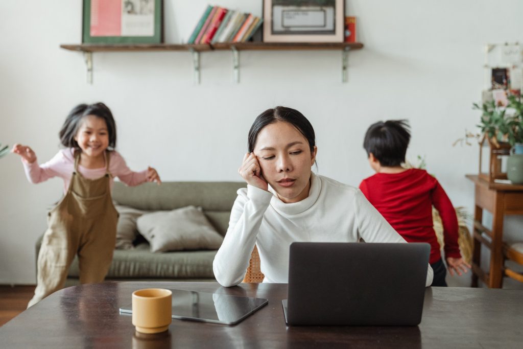 woman, children, coffee, laptop, couch