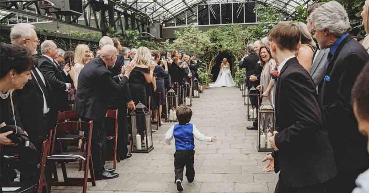 2-year-old steals the show at mom’s wedding after running down the a...